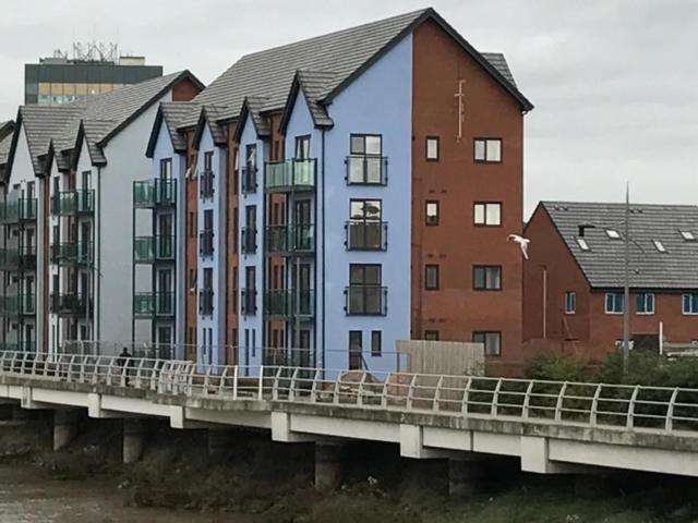 Luxury Riverside 2 Bedroomed Apartment With Balcony Ньюпорт Экстерьер фото