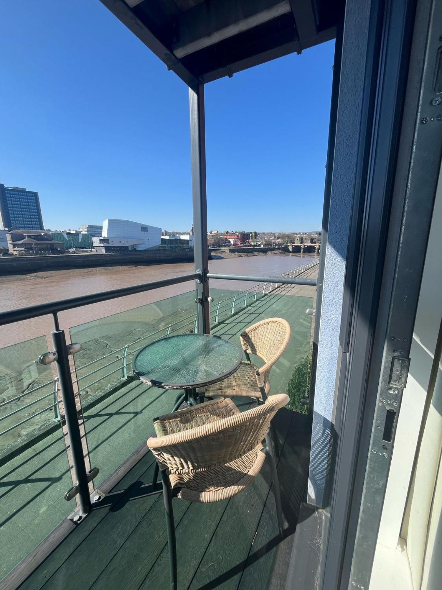 Luxury Riverside 2 Bedroomed Apartment With Balcony Ньюпорт Экстерьер фото